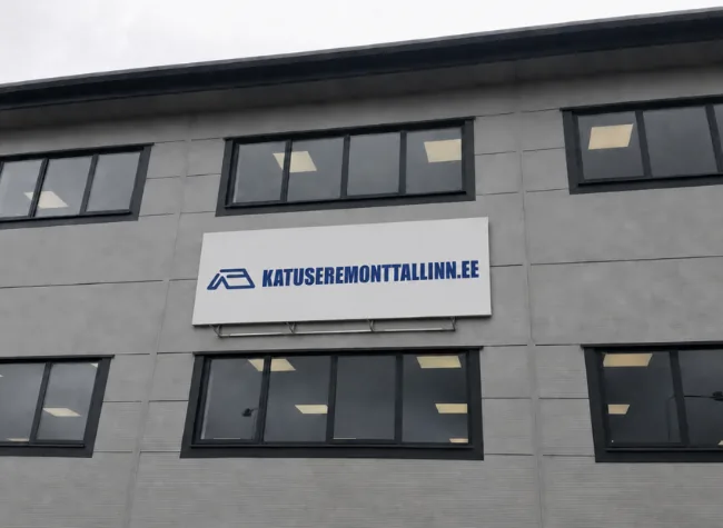 Katuseremont Tallinn kontorihoone Nõmmel, halli fassaadi akende vahel valge firmasilt, drooniülevaatuse seisukorra raport jõuab kliendini ülevaatusele järgneval tööpäeval.